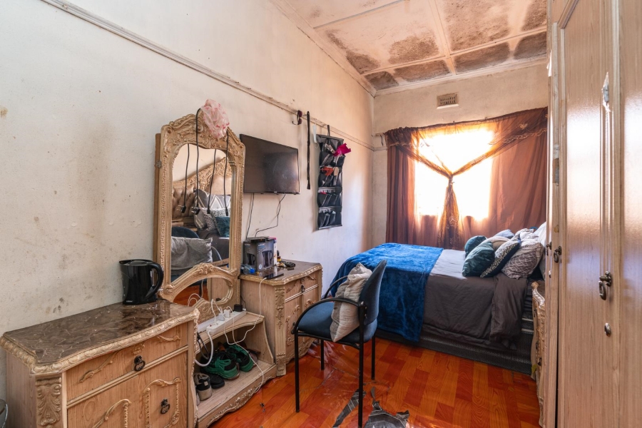 8 Bedroom Property for Sale in Maitland Western Cape